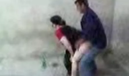زن بالغ شما را به دیدار یک لزبین جوان برای رابطه جنسی در اتاق نشیمن فیلم سکسی خارجی با لینک مستقیم دعوت می کند