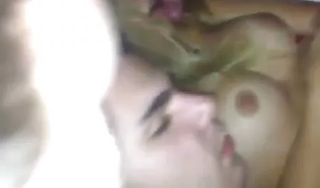 دو شاهیلا با معابد تراشیده شده که یک جفت دوست دختر را روی فرش خیره می کنند و با روکش خاکستری پف دانلود فیلم سینمایی سکسی لینک مستقیم می کنند