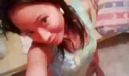 شخص دوست داشتنی در حالی که یک برازرس لینک مستقیم دختر در اتاق بعدی است با یک لباس آبی له می شود
