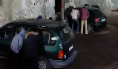 شخص شلنگ های صورتی را بر روی یک عاشق ورزش می بندد تا او را برازرس لینک مستقیم در گهواره بگذارد