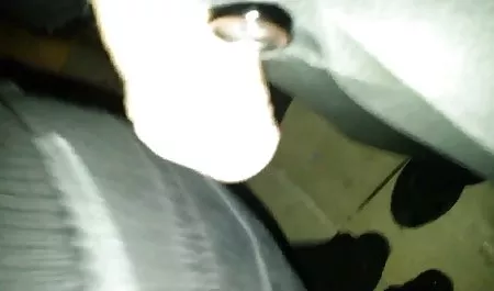 دختر اشول شکاف را با یک کیرمصنوعی خودارضایی می کند و انگشت را به نقطه فیلم سوپر با لینک مستقیم وارد می کند