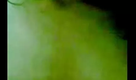 دختر جوان گربه ها را روی صورت دانلود سریال سکسی با لینک مستقیم یک شریک بالغ در شورت قرمز نشسته است