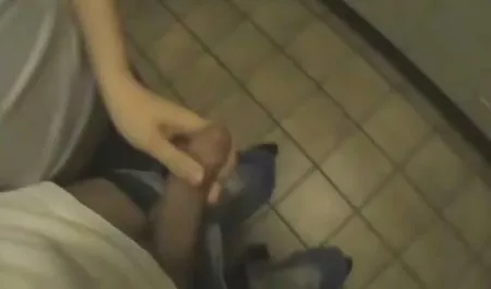 شخص جوان یک کلاه از MILF شلوغ را بر روی یک پیچ بزرگ سکس لینک مستقیم روی میز آشپزخانه می کشد