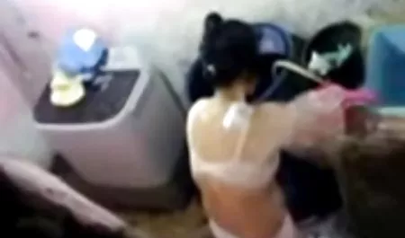Busty دانلود فیلم سکسی کم حجم با لینک مستقیم MILF نوارهای سیاه را به نوک سینه های خود می چسباند و در اطراف شلوار در شورت می گذرد