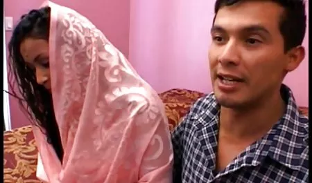 شخص روی تخت با چسباندن نوک سینه کره ای لاغر برازرس لینک مستقیم است