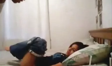 سبزه با چهره ای زیبا به آرامی دیک دوست پسر را جلوی وب کم می دانلود با لینک مستقیم فیلم سکسی مکید