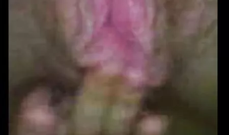 جوجه ای در ژاکت صورتی رنگ شورت خود را برداشته و بیدمشک تراشیده شده خود را بر لینک مستقیم کانال سکسی روی وب کم می درخشد