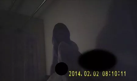 سبزه Busty فیلم سوپر لینک مستقیم در یک ماسک ماسکراد ، خودش را در دوربین عکاسی می کند