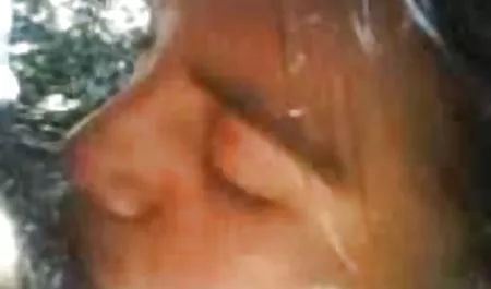 مربی بدن سازی در ورزشگاه یک خروس را در دانلود فیلمسکسی با لینک مستقیم کلاه یک جوجه کوچک قرار می دهد