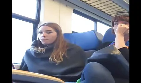 استلا کاکس در یک تی شرت صورتی از حالت اجرا برمی گردد و یک آقا را در دهان فیلم مستقیم سکسی و بیدمشک هایش می کشد