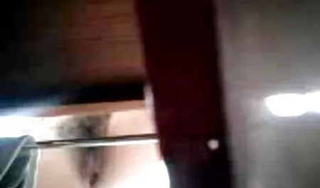دختری کانال سکسی تلگرام لینک مستقیم با تی شرت سفید تنه یک عاشق را می خورد و آن را به ساحل ماندا می دهد